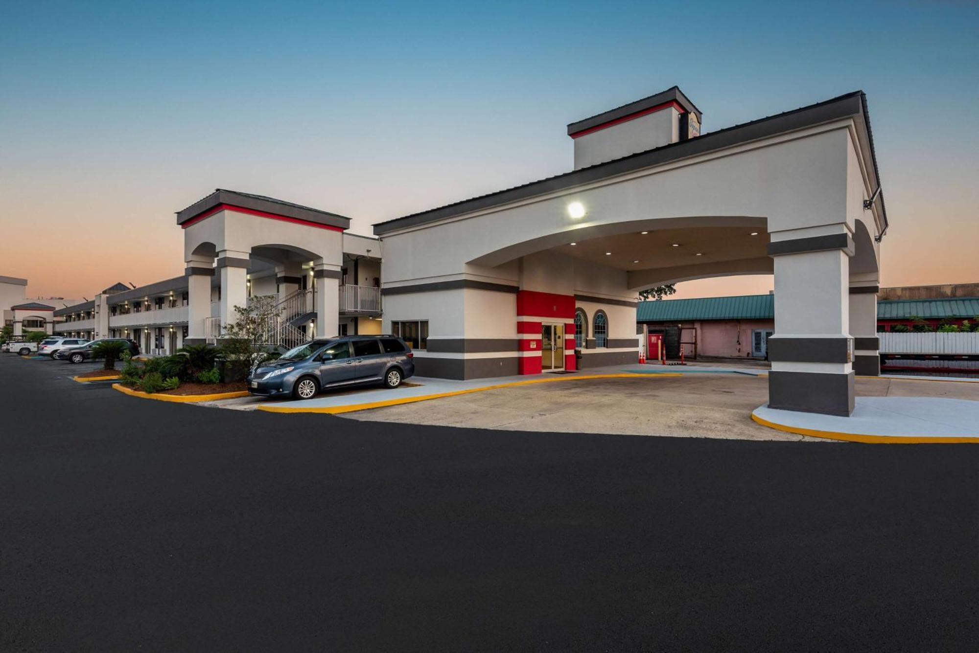 Super 8 By Wyndham Baton Rouge/I-10 Motel Exterior photo