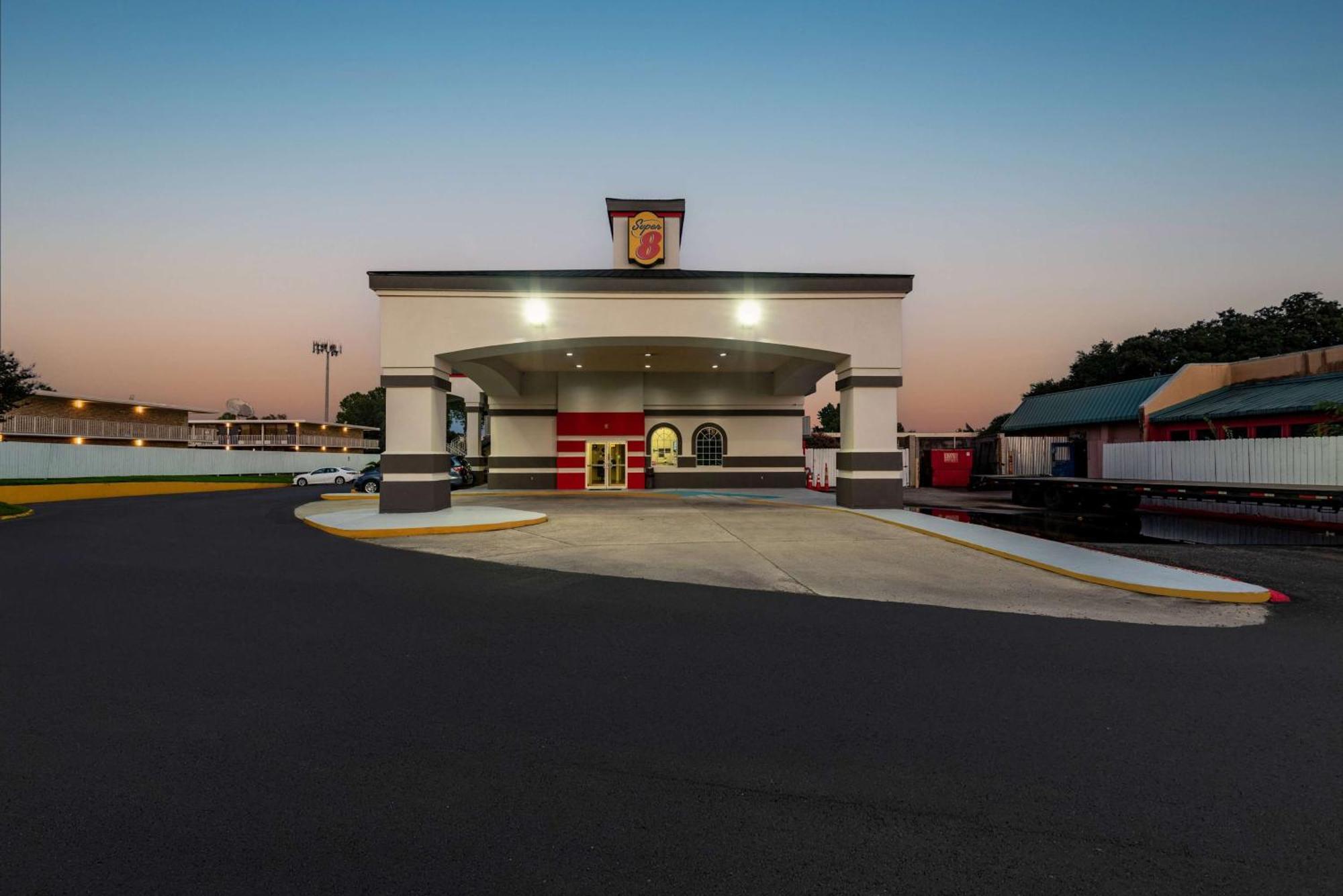 Super 8 By Wyndham Baton Rouge/I-10 Motel Exterior photo