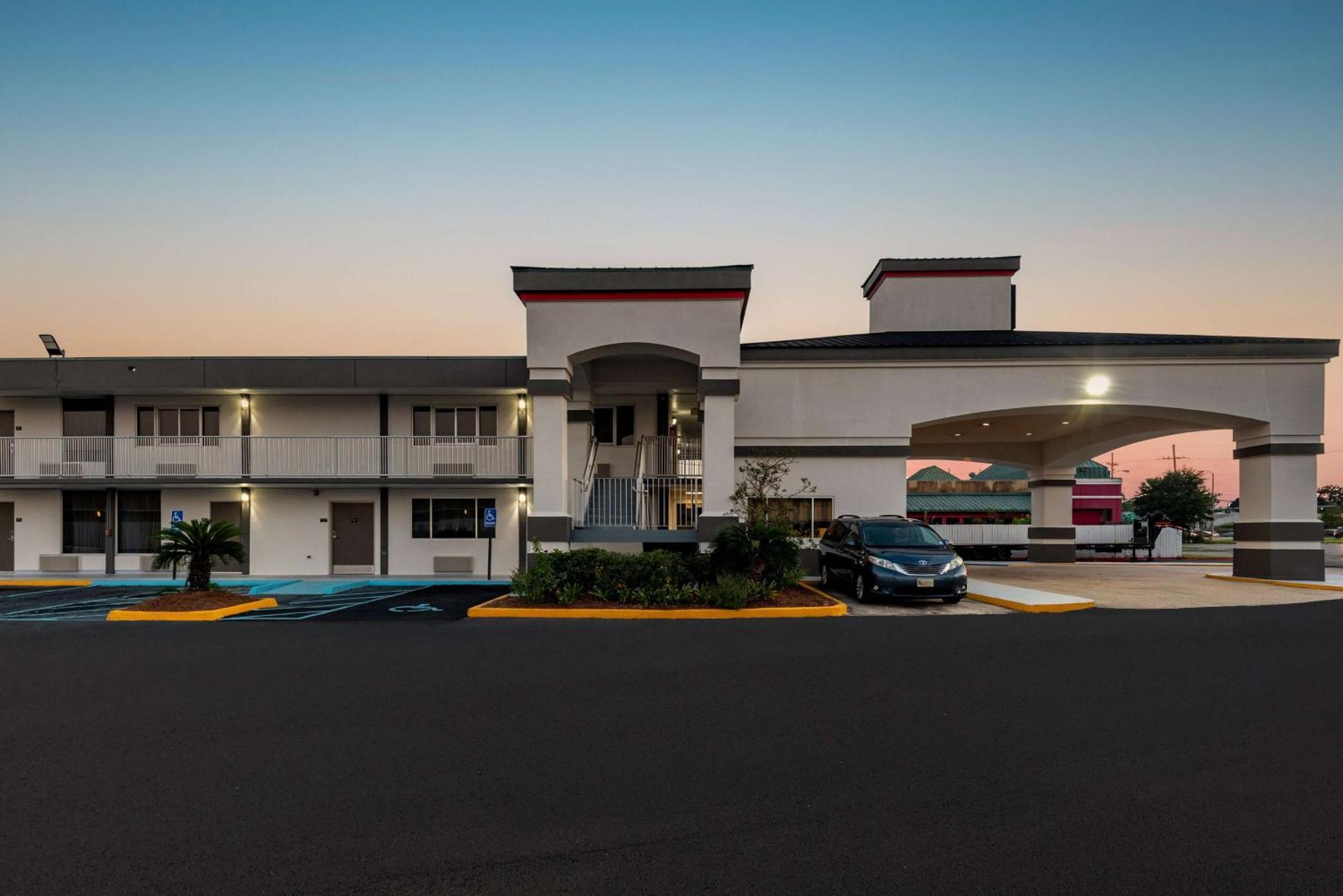 Super 8 By Wyndham Baton Rouge/I-10 Motel Exterior photo